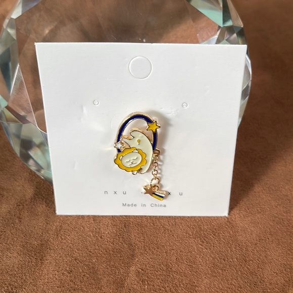 Lion/Leo astrology enamel pin with star dangle - Picture 1 of 4